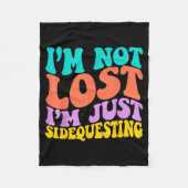 Groovy I’m Not Lost, I’m Just Sidequesting – Funny Fleecedecke (Vorderseite)