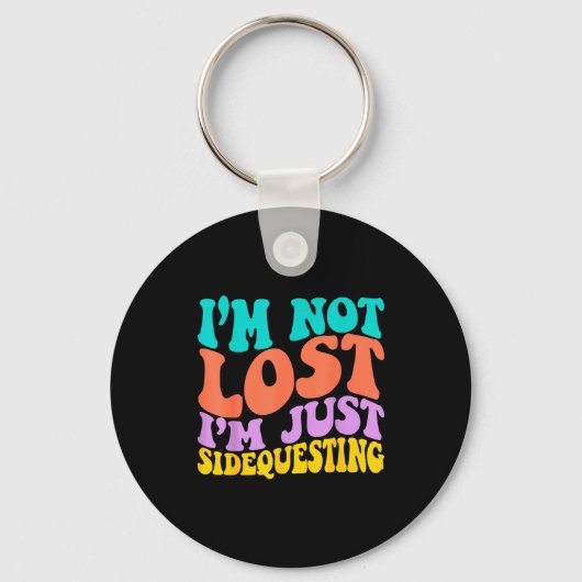 Groovy I’m Not Lost, I’m Just Sidequesting – Funny Schlüsselanhänger (Vorderseite)