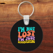 Groovy I’m Not Lost, I’m Just Sidequesting – Funny Schlüsselanhänger (Vorderseite)