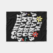 Groovy Im Amanda Doing Amanda Things Funny Mthers Fleecedecke (Vorderseite (Horizontal))