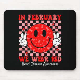 Groovy im Februar tragen wir Rot für Herzkrankheit Mousepad