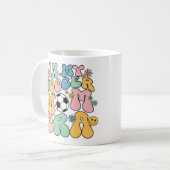 Groovy in meiner Fußball-Mama Era Funny Soccer Mam Kaffeetasse (Vorderseite Links)