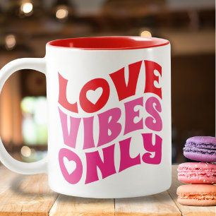 Groovy Liebe Vibes Valentines Rosa Typografie Zweifarbige Tasse