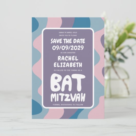 Groovy Lila Waves Custom Bat Bar Bnai Mitzvah Save The Date (Stehend Vorderseite)