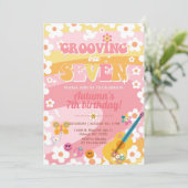 Groovy Mädchen 7. Geburtstag. Einladung (Stehend Vorderseite)