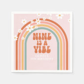 Groovy Nine ist ein lebendiger, daistischer Regenb Serviette (Vorderseite)