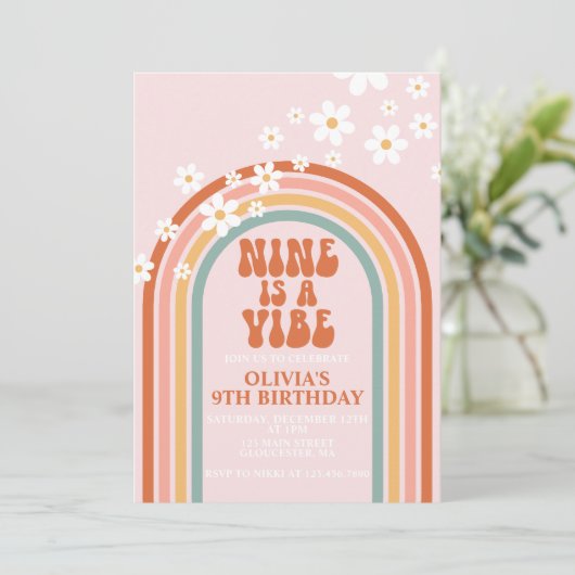 Groovy Nine ist ein Vibe daisy Regenbogen 9. Gebur Einladung (Stehend Vorderseite)