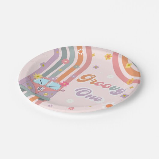 Groovy One Boho Daisy Rainbow Pappteller (Schrägansicht)