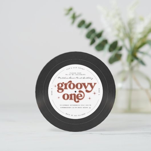 Groovy One Retro Vinyl Record Einladung (Stehend Vorderseite)