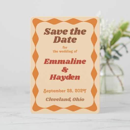 Groovy Orange and Brown Wavy Border Wedding Save The Date (Stehend Vorderseite)