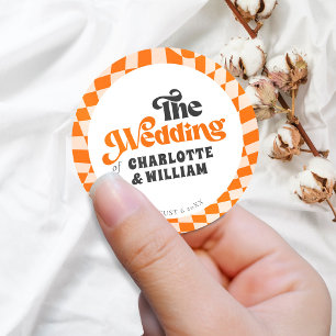 Groovy Orange Checkered Moderne Retro Hochzeit Runder Aufkleber