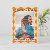Groovy Orange Wavy Border Foto Wedding Save The Date (Stehend Vorderseite)