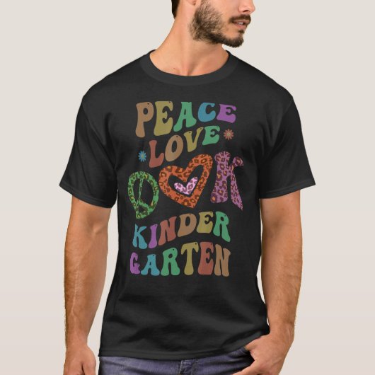 Groovy PEACE LOVE KINDERGARTEN Leopard Print Kinde T-Shirt (Vorderseite)