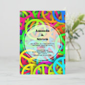 Groovy Peace signalisiert Rainbow Pattern Wedding Einladung (Stehend Vorderseite)