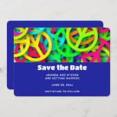 Groovy Peace signalisiert Rainbow Pattern Wedding Save The Date (Vorne/Hinten)