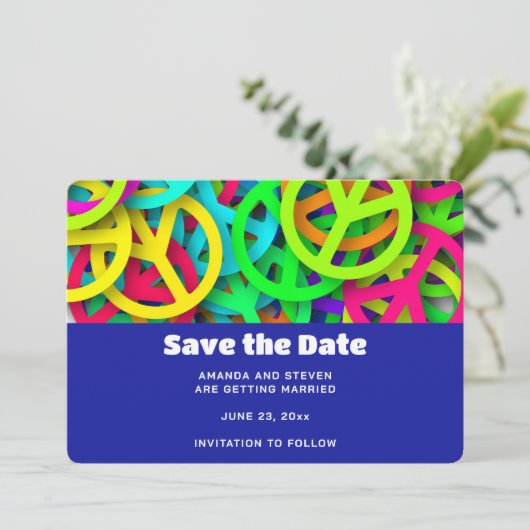 Groovy Peace signalisiert Rainbow Pattern Wedding Save The Date (Stehend Vorderseite)