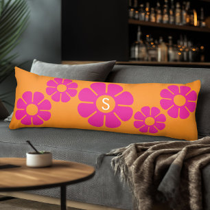 Groovy Pink Daisy mit Custom Orange Monogram Seitenschläferkissen