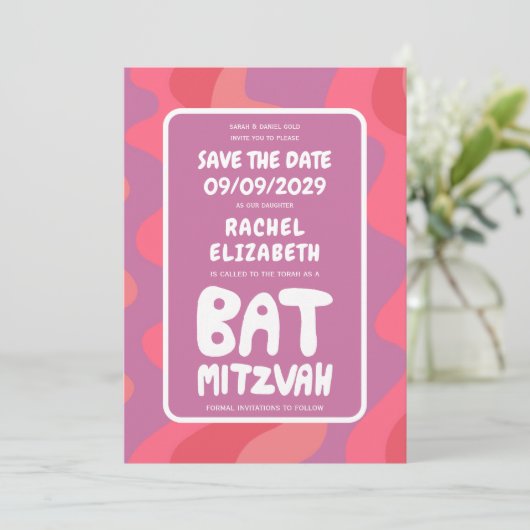 Groovy Pink Waves Custom Bat Mitzvah Save The Date (Stehend Vorderseite)