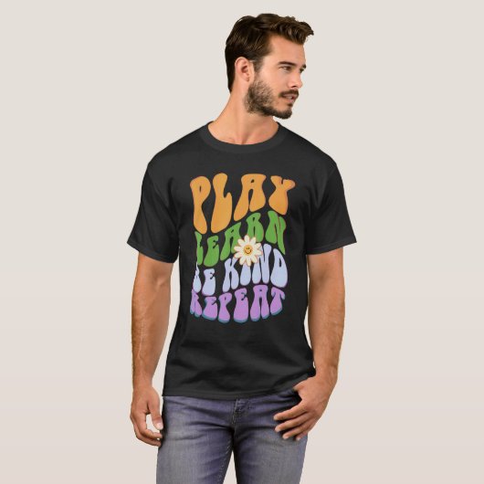 Groovy PLAY  LEARN  BE KIND  REPEAT Choose Retro K T-Shirt (Vorne ganz)