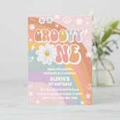 Groovy Regenbogen zum ersten Geburtstag Einladung (Stehend Vorderseite)