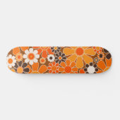 Groovy Retro 70er Blumenmuster Orange und Braun Skateboard (Horizontal)