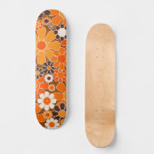 Groovy Retro 70er Blumenmuster Orange und Braun Skateboard (Vorderseite)