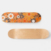 Groovy Retro 70er Blumenmuster Orange und Braun Skateboard (Horizontal)