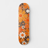 Groovy Retro 70er Blumenmuster Orange und Braun Skateboard (Vorderseite)