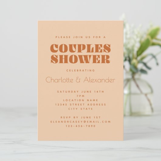 Groovy Retro 70er Design in Braun Paare Dusche in Einladung (Stehend Vorderseite)