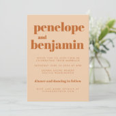 Groovy Retro 70er Design in Brown und Sand Wedding Einladung (Stehend Vorderseite)