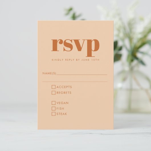 Groovy Retro 70er Design in Brown Wedding Meal RSVP Karte (Stehend Vorderseite)