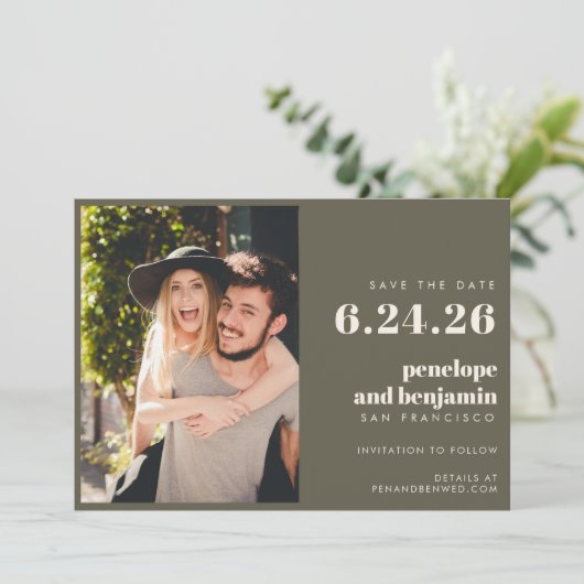 Groovy Retro 70er Design in Olive FOTO Hochzeit Save The Date (Stehend Vorderseite)