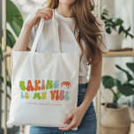 Groovy Retro Baking ist meine Vibe, Bäcker Tragetasche<br><div class="desc">Geben Sie dem Bäcker in Ihrem Leben diese Tasche "Backen ist mein Gesicht". Es ist ein großartiges Geschenk für Hobbyisten und Profis.</div>