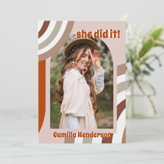 Groovy Retro Boho Arch Foto Abschluss Ankündigung (Stehend Vorderseite)