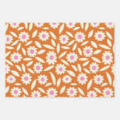 Groovy Retro Daisies Blume Muster auf orange Geschenkpapier Set (Vorderseite)