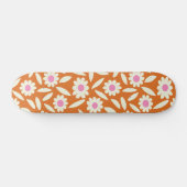 Groovy Retro Daisies Blume Muster auf orange Skateboard (Horizontal)
