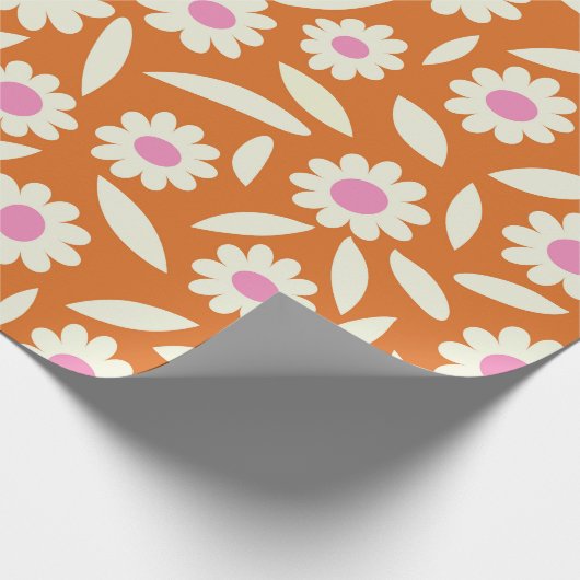 Groovy Retro Daisies Blumenmuster auf Orange Geschenkpapier (Ecke)