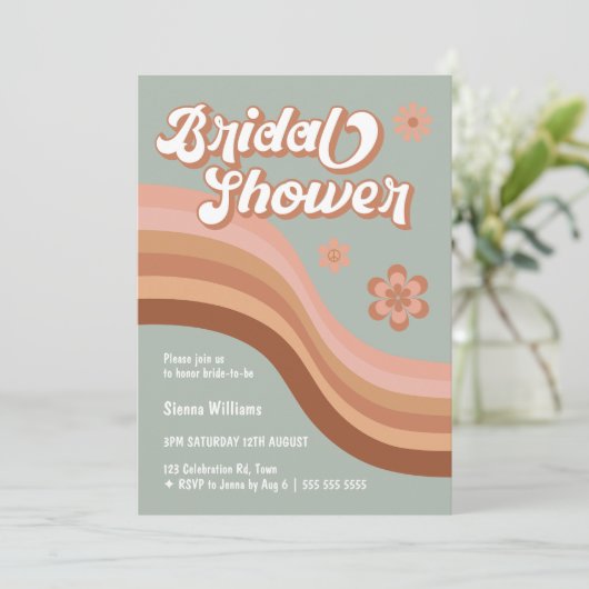 Groovy Retro Daisy Brautparty Sage Green Einladung (Stehend Vorderseite)