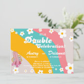 Groovy Retro Daisy Gemeinsamer Geburtstag Einladung (Stehend Vorderseite)