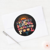 Groovy Retro Design Bye Bye School Hallo Pool Cool Runder Aufkleber (Umschlag)