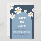 Groovy Retro Dusty Blue Boho Arch & Daisy Muster Save The Date (Vorderseite)