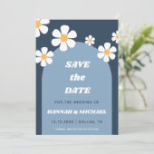 Groovy Retro Dusty Blue Boho Arch & Daisy Muster Save The Date (Stehend Vorderseite)