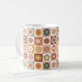 Groovy Retro Floral Kariert Kaffeetasse (Vorderseite Links)