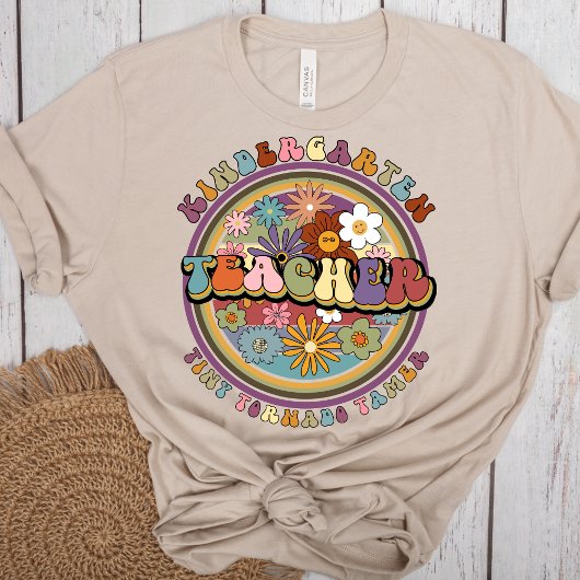 Groovy Retro Floral Kindergarten Lehrername T-Shirt