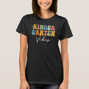 Groovy Retro Kindergarten Stimmung Erster Tag zurü T-Shirt