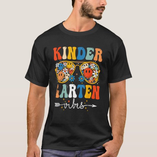 Groovy Retro Kindergarten Vibes First Day Back To  T-Shirt (Vorderseite)