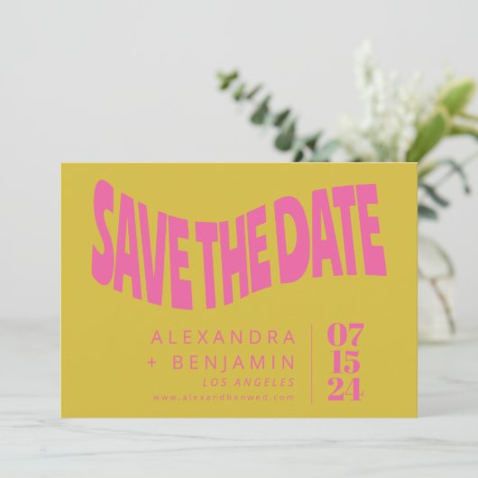 Groovy Retro Mod Einzigartiges rosa Gelbes Foto Save The Date (Stehend Vorderseite)
