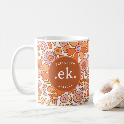 Groovy Retro Monogram Orange Kaffeetasse (Mit Donut)