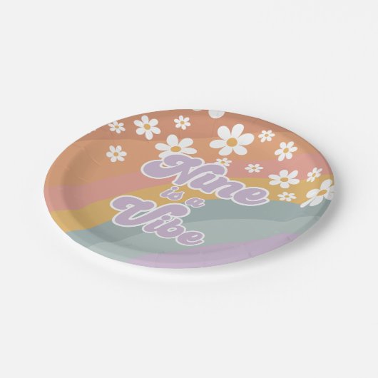 Groovy Retro Nine ist eine Vibe Rainbow Paper Plat Pappteller (Schrägansicht)