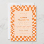 Groovy Retro Orange Checkerboard Bat Mitzvah Einladung (Vorderseite)